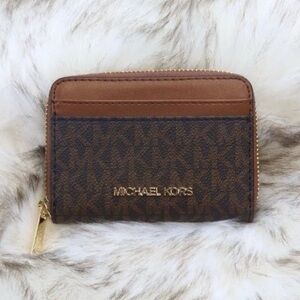 Michael Kors Jet Set Travel Card
Case Zip Around Wallet MK
Brown